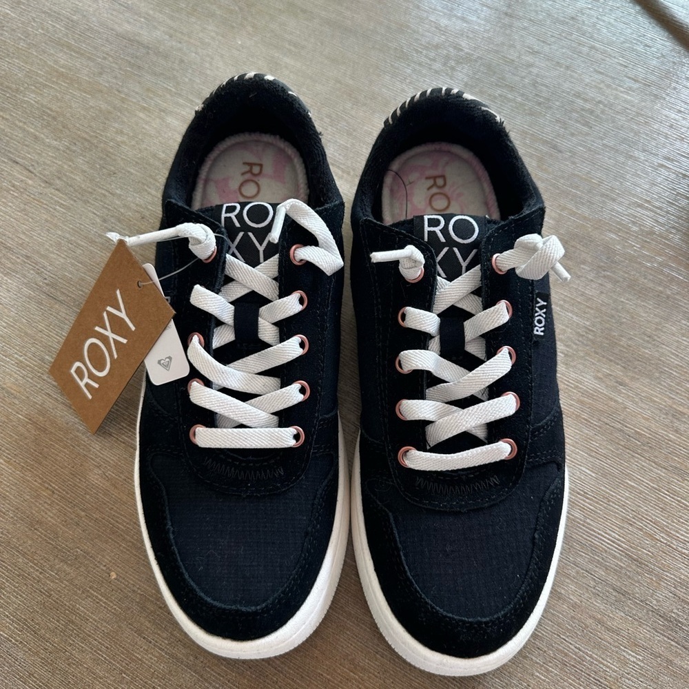 Roxy 6 youth/girls  Black and White Classic Sneakers nwt